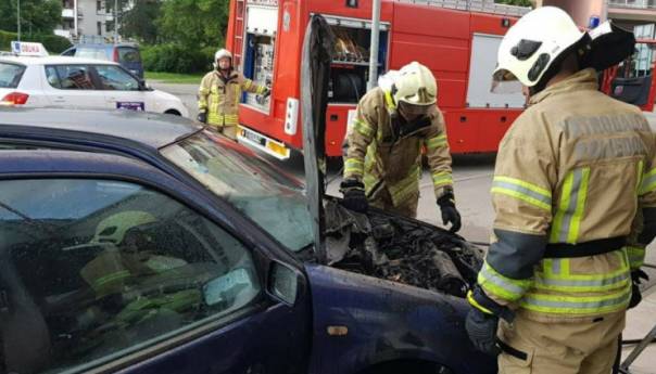 Prijedor: Automobil se zapalio tokom vožnje