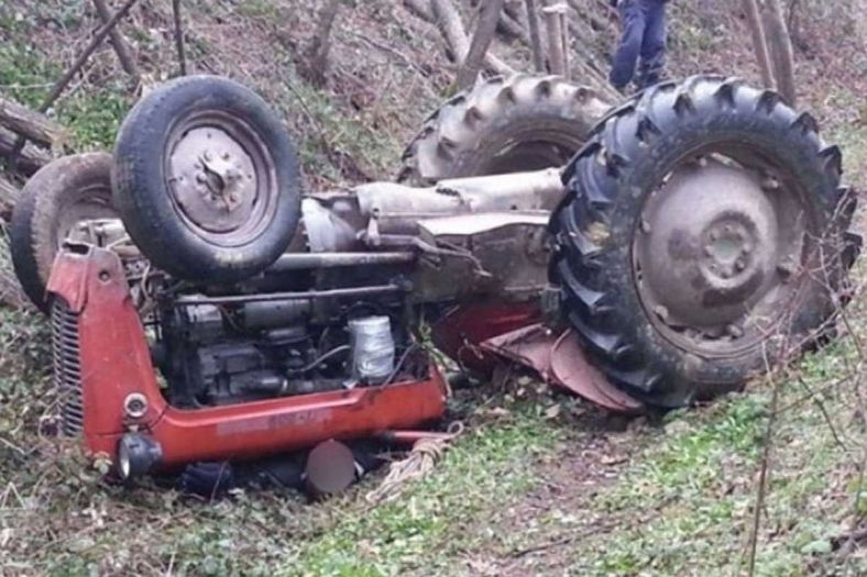 Prijedor: Muškarac pao sa traktora i poginuo