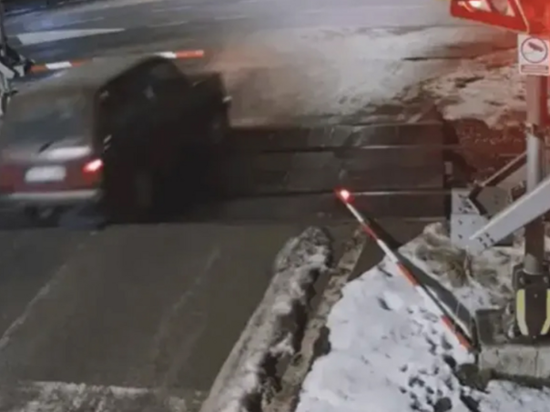 Prijedor: Pijani vozač bez dozvole probio rampu na pružnom prelazu