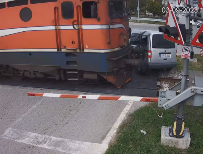 Prijedor: Vozačica prošla kroz znak stop pa zaglavila na šinama, voz udario u auto