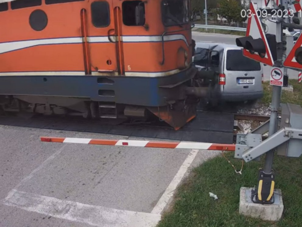 Prijedor: Vozačica prošla kroz znak stop pa zaglavila na šinama, voz udario u auto