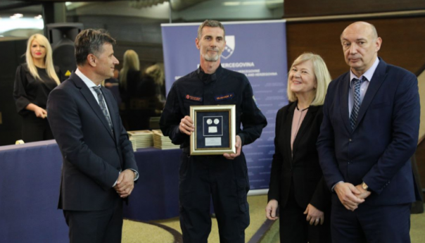 Prijem u Vladi FBiH: Spasioci i psi tragači dobili priznanja za misiju u Turskoj
