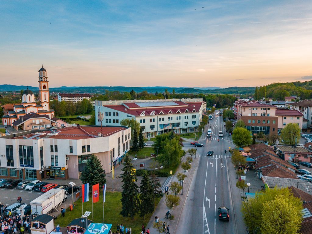 Prijetio gostima ugostiteljskog objekta pa iz auta donio pušku