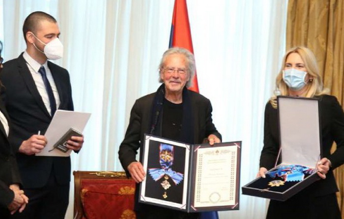 Primio Orden RS: Handke u društvu sa zločincima Karadžićem, Mladićem