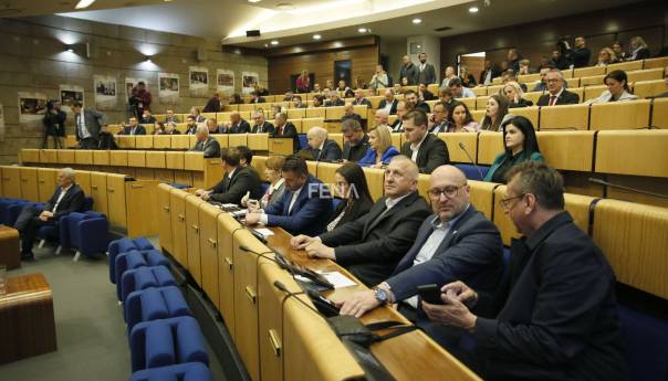Parlament FBiH usvojio deklaraciju SDA i zaključke Osmorke