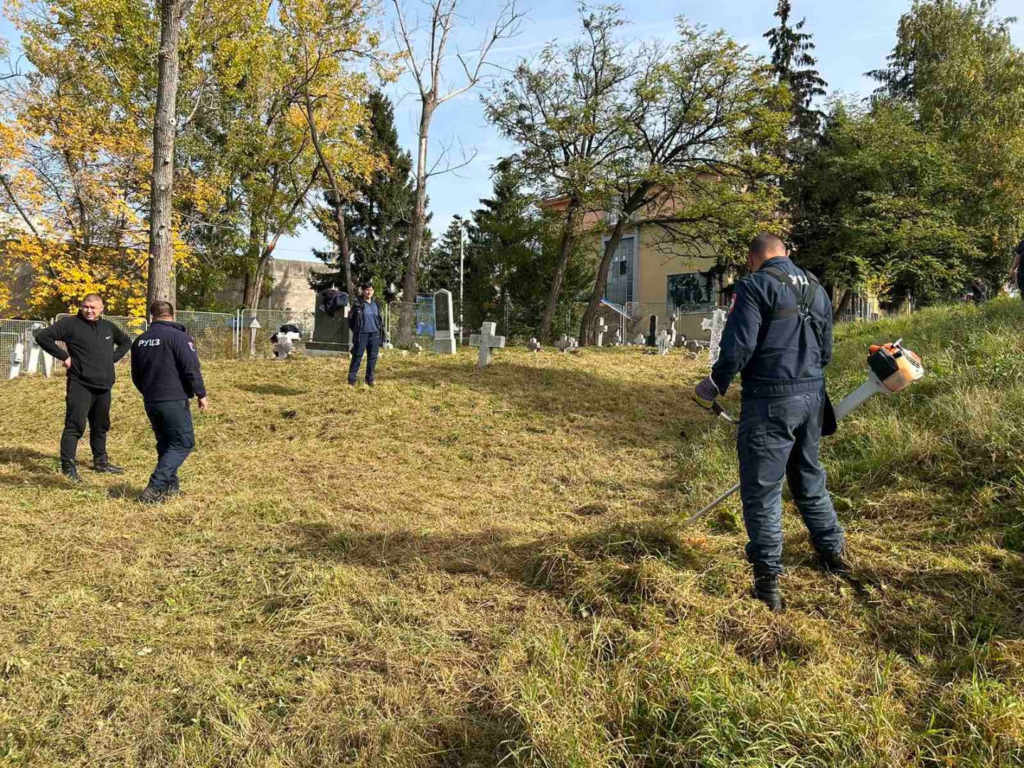 Na poziv Dodika: Civilna zaštita RS čisti groblje kod Suda BiH