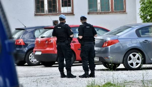 Pripadnici MUPKS vrše pretres u TRZ Hadžići