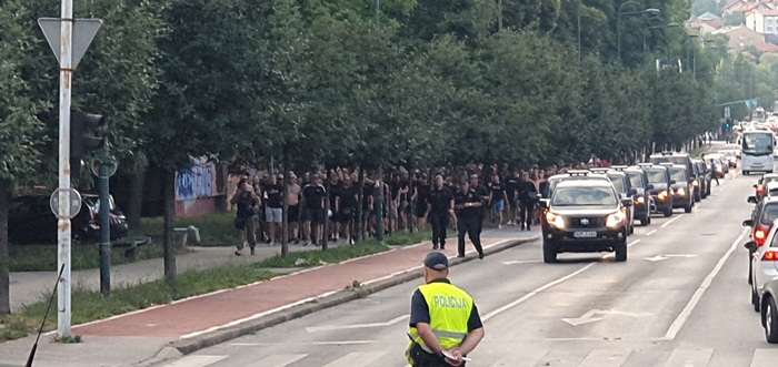 Pripadnici navijačke grupe Red Army stigli u Sarajevo i zaputili se na Grbavicu