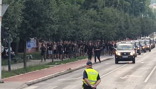 Pripadnici navijačke grupe Red Army stigli u Sarajevo i zaputili se na Grbavicu
