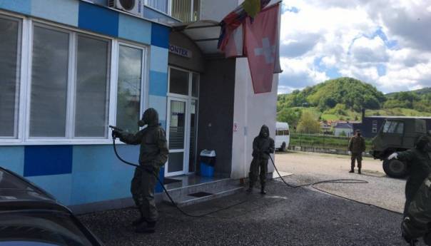 Pripadnici OSBiH angažirani na dezinfekciji objekata i javnih površina u Maglaju
