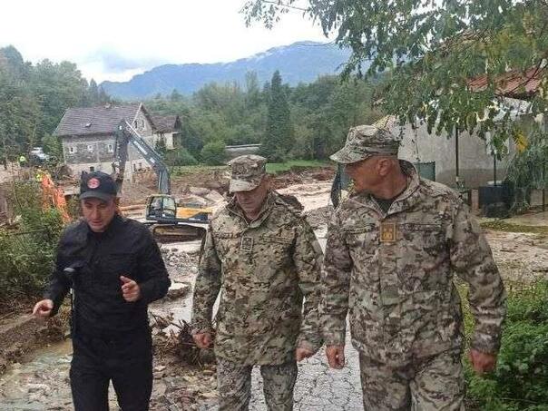 Pripadnici OSBiH treći dan pomažu u otklanjaju posljedica razornih poplava i klizišta u BiH