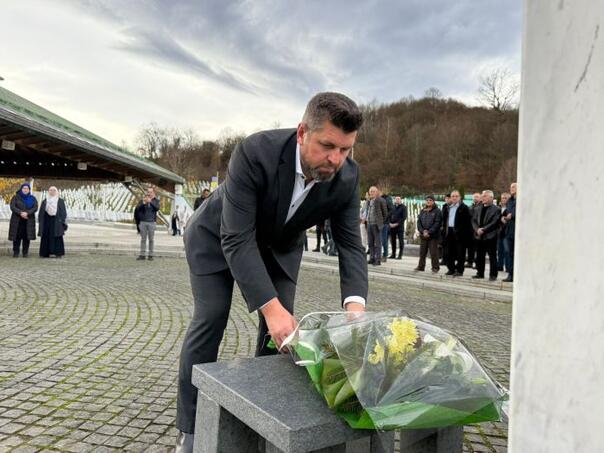 Pripadnik četničkog pokreta iz Srbije vrijeđao žrtve genocida ispred MC u Potočarima