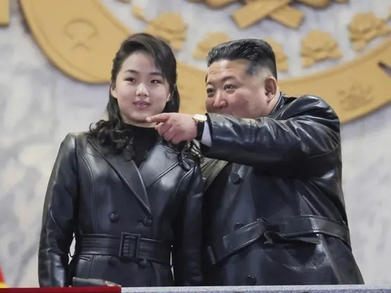 Priprema li se nasljednica: Kim se pojavio s kćerkom u istoj uniformi