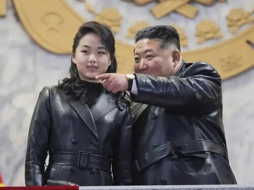 Priprema li se nasljednica: Kim se pojavio s kćerkom u istoj uniformi