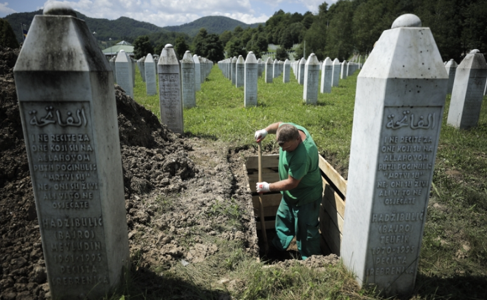 Pripreme za kolektivnu dženazu žrtava genocida 11. jula: U Potočarima se završava kopanje mezara