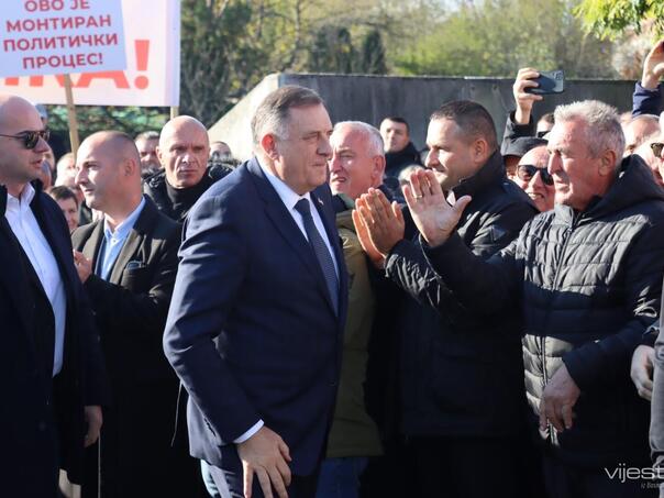 Pristalice dočekale Dodika pjesmom 'Pukni zoro'