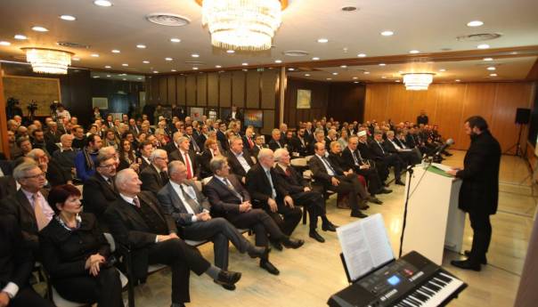 Pristupiti procesu izmjene naziva entiteta u BiH i osigurati fizičku zaštitu preživjelih žrtava genocida koji žive u RS-u