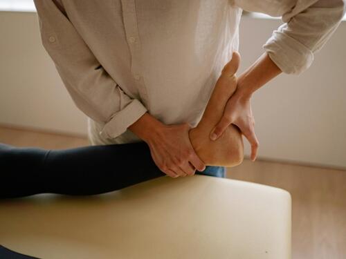 Pritisak na petu može ublažiti bol u prsima tokom gripe