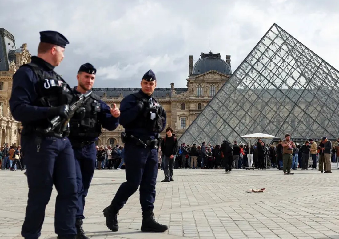 Priveden četvrti osumnjičeni za krađu u Luvru