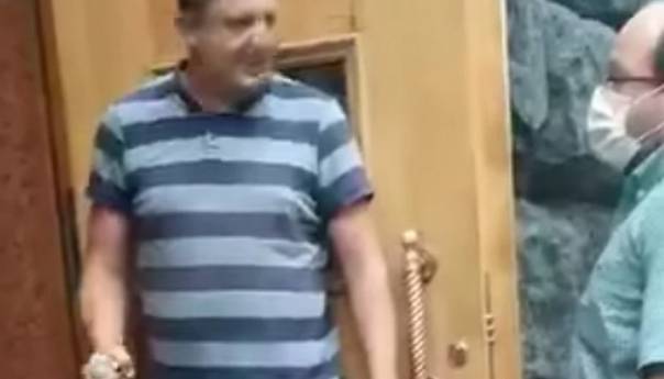 Priveden muškarac koji je prijetio aktiviranjem bombe u zgradi vlade u Kijevu