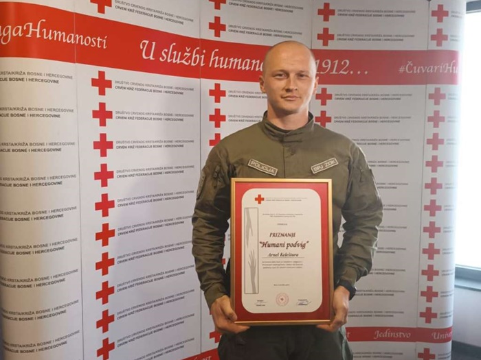 Priznanje hrabrom policijskom službeniku MUP-a ZDK Arnelu Kelešturi