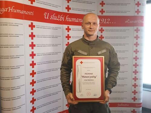 Priznanje hrabrom policijskom službeniku MUP-a ZDK Arnelu Kelešturi