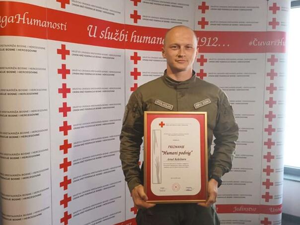 Priznanje hrabrom policijskom službeniku MUP-a ZDK Arnelu Kelešturi