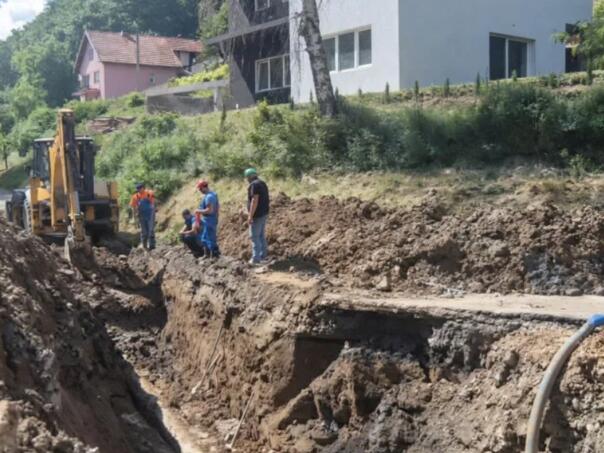 Problemi s vodom u Goraždu: Pukla nova cijev u Titovoj ulici