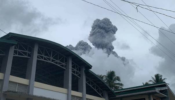 Probudio se vulkan na Filipinima, izbacuje pepeo i paru