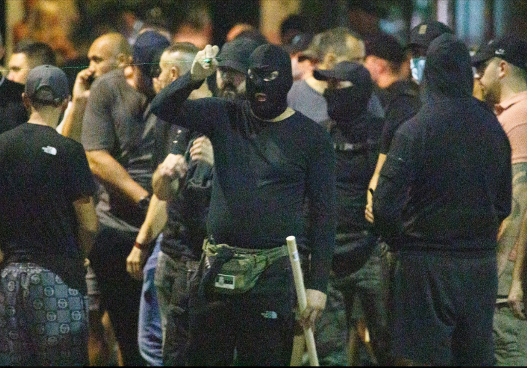 Procurila uputstva SNS-a "ćacijima" kako da glume obične ljude na kontraprotestima