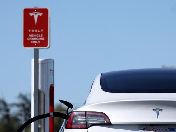 Prodaja Tesle pala drugi kvartal zaredom