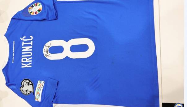 Prodat dres Krunića, sredstva uplaćena za liječenje Miloša Božovića