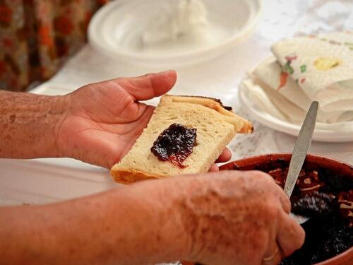Prodavao otrovan pekmez, pa poslao dvoje ljudi u bolnicu
