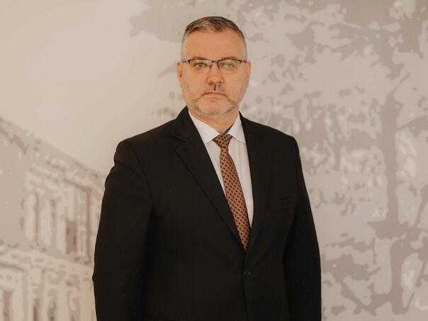 Prof. dr. Amir Karić: Vještačko proizvođenje dilema