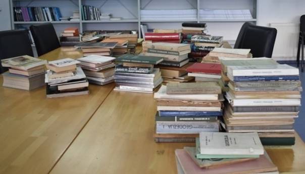Profesor Hadžialić kompletnu kućnu biblioteku poklonio MC Srebrenica-Potočari