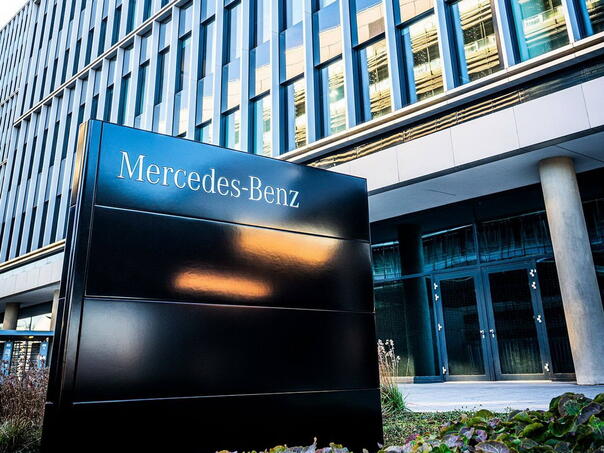 Profit Mercedes-Benza gotovo prepolovljen u 2025. godini