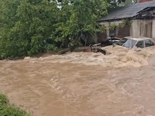 Proglašena vanredna situacija u mjestu u Srbiji: Izlila se rijeka, kuće poplavljene