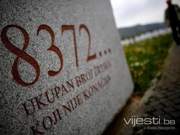 Projekcija na fasadi Vijećnice: Imena i prezimena ubijenih u genocidu u Srebrenici