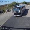 Projektil pao kod granice i pogodio autobus, povrijeđen policajac