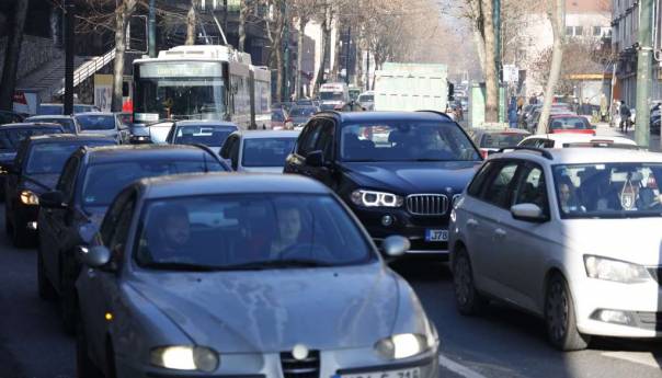 Promet vozila prema jugu i na graničnim prelazima pojačan