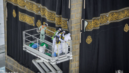Promijenjen pokrivač za Kabu, u izradi korištene stotine kilograma svile, zlata i srebra