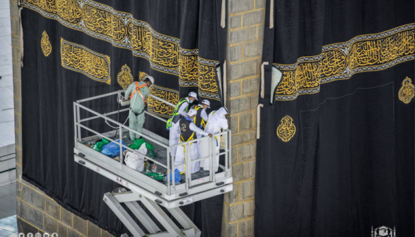 Promijenjen pokrivač za Kabu, u izradi korištene stotine kilograma svile, zlata i srebra