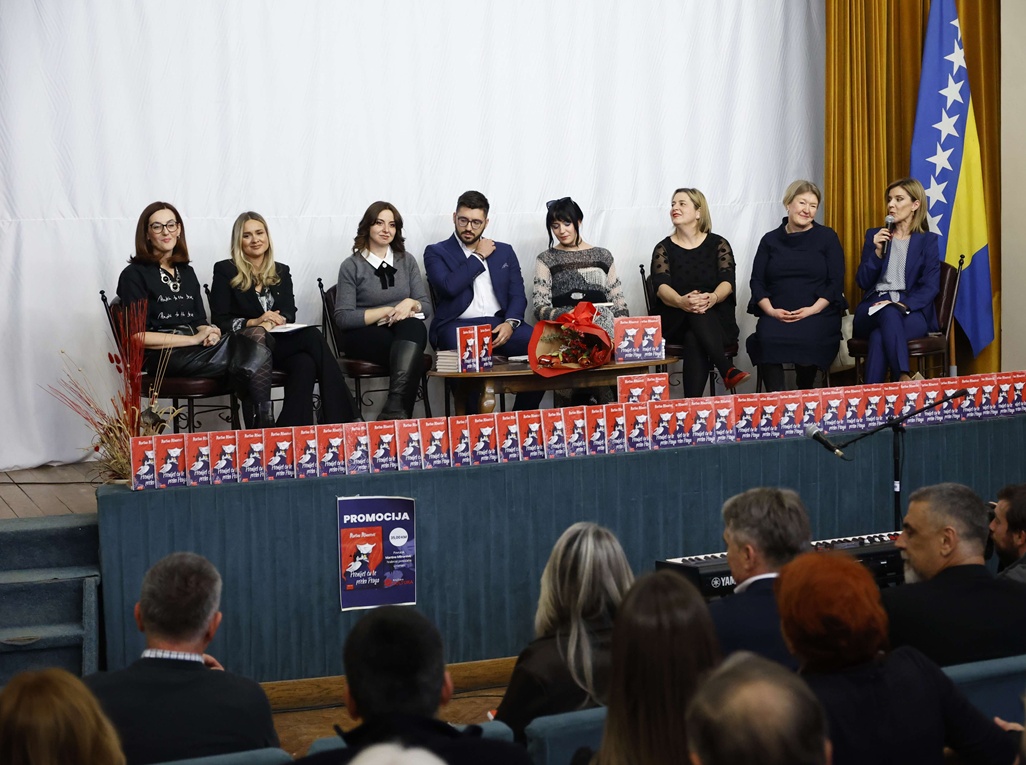 Promocija romana "Prenijet ću te preko Praga": Priča o diplomatiji srca i životnim iskušenjima