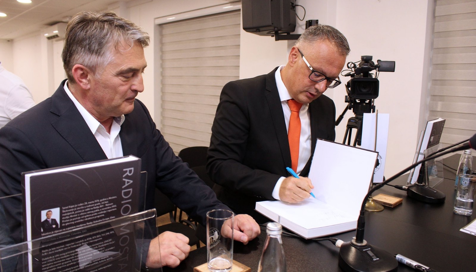 Promovisana fotomonografija 'Radio Mostar', prisustvovao i Komšić