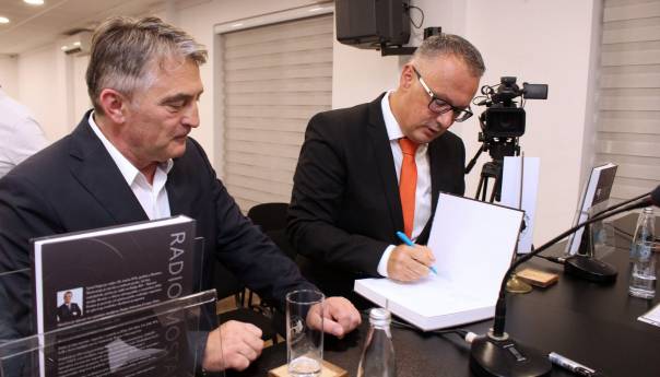 Promovisana fotomonografija 'Radio Mostar', prisustvovao i Komšić