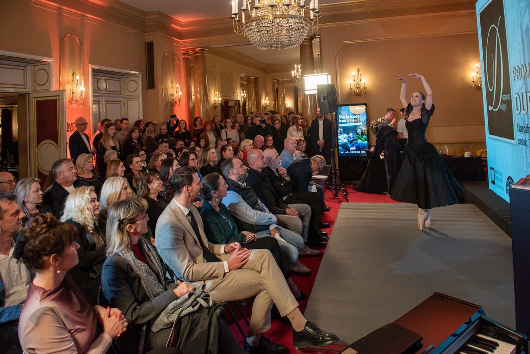 Promovisana pozorišna monografija "Dursum Design"