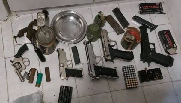 Pronađena veća količina oružja, municije, eksplozivnih sredstava i narkotika