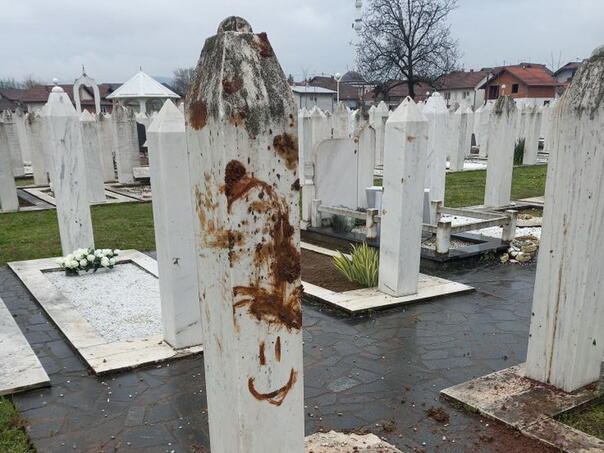 Pronađeni maloljetnici koji su oštetili 14 nišana na Šehidskom mezarju u Brčkom