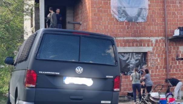 Pronađeno osam migrantskih porodica u devastiranom objektu u USK