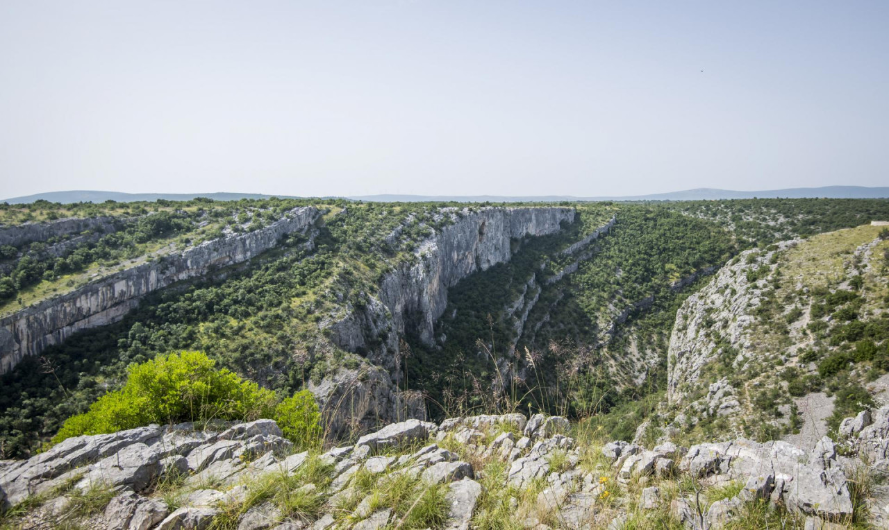 Pronađeno tijelo trećeg člana posade mađarskog helikoptera koji se srušio kod Drniša